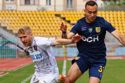 Roberto Corral pugna con un rival en un partido con el Metalist Kharkiv. / E. M.