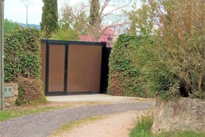 Foto de la puerta de la finca de Trigueros donde ocurrió el ataque el perro.- E. M.