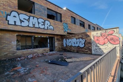 Chalets abandonados y vandalizados en Arroyo de la Encomienda (Valladolid).- PHOTOGENIC