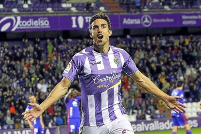 Mata, que reaparece hoy, celebra un gol en el estadio Zorrilla,.-J. M. LOSTAU