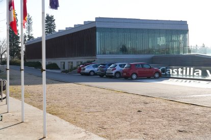 Edificio del PRAE en el barrio Cañada Real.- J.M. LOSTAU