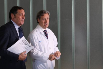 El consejero Antonio Sáez junto al jefe de Pediatría del Río Hortega, Fernando Centeno-Ical