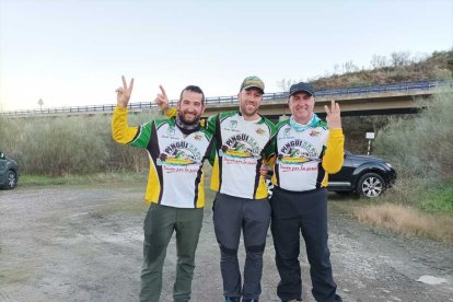 Pódium del último campeonato de Castilla y León con el campeón José Manuel Vicente en el centro. / Leonardo de la Fuente