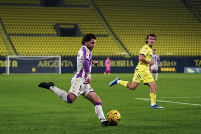 Monchu centra ante Romero, del Villarreal B.