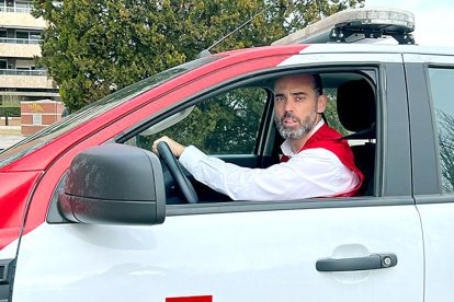 Ángel García en un vehículo de Cruz roja. E. M.