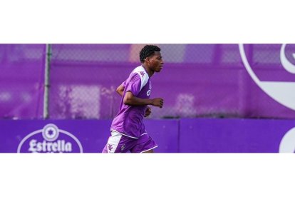 Plata realiza carrera continua en los Anexos de Zorrilla en un entrenamiento de esta pretemporada. / IÑAKI SOLA / RVCF