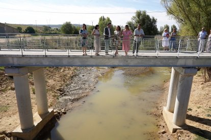 La consejera de Movilidad y Transformación Digital, María González Corral, visita el resultado de las obras de construcción del itinerario peatonal alternativo a la carretera VA-913 a su paso por Medina de Rioseco (Valladolid) .-ICAL