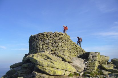 Dos montañeros alcanzando la cumbre de La Mira. / N.S.