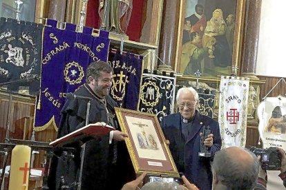 Carlos García Serrada entrega un recuerdo al Padre Ángel, ayer.-EL MUNDO