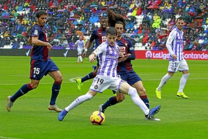 Toni intenta llevarse el balón ante la presencia de Cote y y Cucurella en el partido disputado ayer en Zorrilla.-J. M. LOSTAU