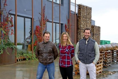 Marco (i), Sandra y Richard Sanz, en el exterior de Menade (Rueda). Abajo, botas y tinas de barro de Sécala (La Seca).-M.T.