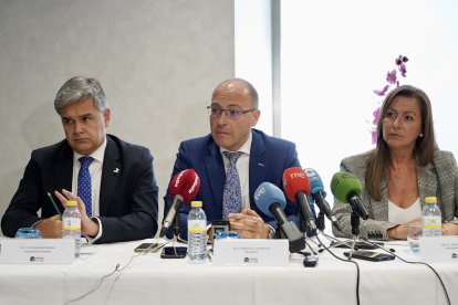 Francisco Javier de Frutos, presidente de la Asociación de Hoteles de Valladolid, en el medio de la imagen junto a Luis Martínez-Íñiguez, vicepresidente primero, y Raquel González, secretaria general. -ICAL