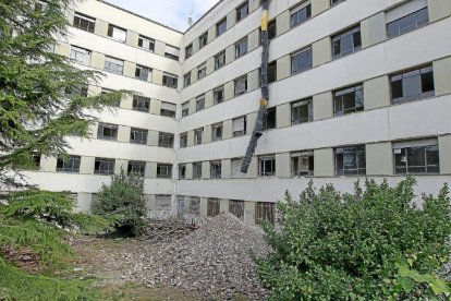 Escombros de las obras en el jardín de la antigua Facultad de Ciencias, cuyo ala norte se está vaciando.-J. M. Lostau