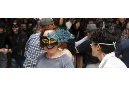 Baile de máscaras de carnaval en el Pasaje Gutiérrez. -PHOTOGENIC