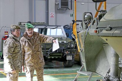 Domínguez Buj (izda.) observa un blindado RC-31 con el coronel de la AALOG-El Mundo