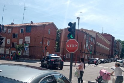 Una imagen de un coche de la Policía Nacional en el barrio de Pajarillos tras la macroredada. E.M.