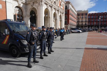 Minuto de silencio por los guardias civiles de Barbate en la plaza Mayor de Valladolid - ICAL