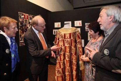 La alcaldesa de Segovia, Clara Luquero (2D), junto con el director del Muces, Eliseo de Pablos (D), inauguran la 9ª Muestra de Cine Europeo Ciudad de Segovia, acto que dará paso al concierto 'Música de cine' y las exposiciones 'Babelsberg. Ciudad de la UF-Ical