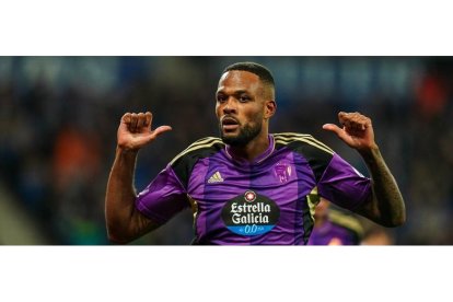 Cyle Larin celebra su gol ante la real Sociedad en Anoeta. / IÑAKI SOLA / RVCF