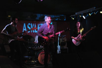 Un cuarto de siglo, o lo que es lo mismo, 25 años. Esta es la cifra que cumple la sala de conciertos de Asklepios desde que se inauguró el 12 de marzo de 1997 cuando la música comercial y el reguetón estaban a punto de irrumpir en el ocio nocturno de las discotecas. Pese al surgimiento de estas "modas" que se mantienen hasta la actualidad, José María Moreno de la Viuda, socio y DJ del local, lo apostó todo por realizar un formato "clásico y alternativo". Sin darle importancia a la ruptura de lo convencional, Asklepios se mantiene en pie en las largas noches de fiesta de Valladolid.