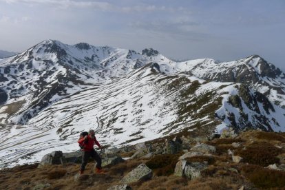 Las afiladas cumbres del Pico Torres y del Toneo se elevan sobre el Alto Porma.-N. SÁEZ