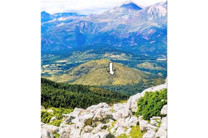 Ubicación de la cueva de Els Trocs a los pies del Pirineo Axial. Al fondo pico Gallinero y, entre la niebla, macizo del Poset.- ICAL