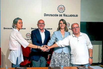 Nuria González, Jesús Julio Carnero, Ángela de Miguel y Gonzalo Franco ayer, tras la firma del acuerdo.-EL MUNDO