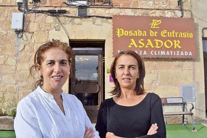 Encarna y Olvido, a las puertas de la Posada de Eufrasio en la localidad burgalesa de Lerma.-