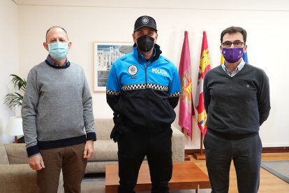 Los concejales de Planificación y Recursos (dcha) y delegado de Personal (izda) junto a un agente de Policía Municipal que ha tomado posesión de su plaza. - CARLOS ARRANZ/AYUNTAMIENTO DE VALLADOLID