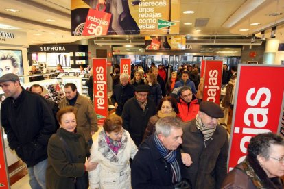 Momento de la apertura de puertas de unos grandes almacenes de Valladolid, el día que comienza la campaña de rebajas en la Comunidad-Ical