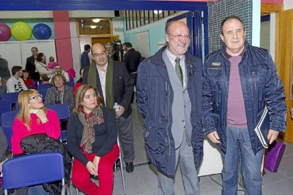 El alcalde, Francisco Javier León de la Riva, ayer antes del concejo abierto  celebrado en La Overuela, acompañado de Alejandro Lobato-J. M. LOSTAU