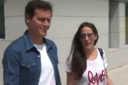 Albert Rivera sale del hospital acompañado de Malú.-ATRESMEDIA