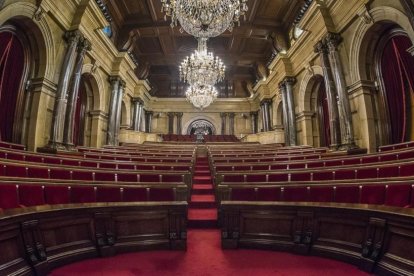 Vista del hemiciclo del Parlament vacío.-/ FERRAN SENDRA