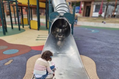 Una niña en un parque de Castilla y León. | PHOTOGENIC / PABLO REQUEJO