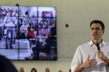 El secretario general del PSOE, Pedro Sánchez, durante su intervención en la inauguración del ciclo de Asambleas Abiertas que se celebara en Zaragoza.-Foto: EFE / TONI GALÁN