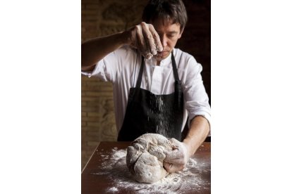 El cocinero Pedro de Diego elabora el pan de centeno del restaurante.-ANEL GONZÁLEZ