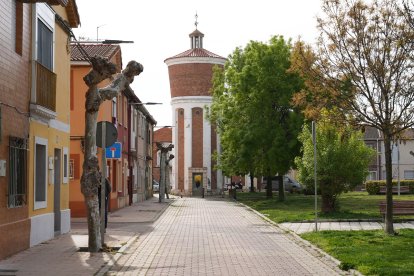 Calle Nava con la torre del Agua al fondo en el barrio San Pedro Regalado.- J.M. LOSTAU