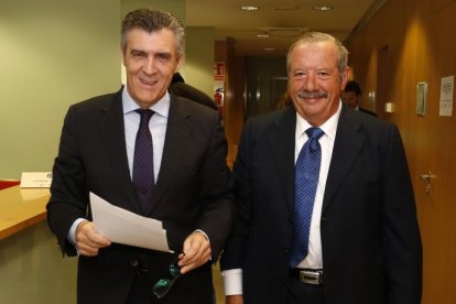 Presentación del Empresario Leonés del Año, Juan José Fernández Orejas (D) a cargo del presidente de la Fele, Javier Cepedano (I)-Ical