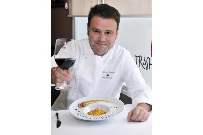 Alfonso Romero brinda ante unos raviolis de setas gratinados con oro y salsa de boletus.-V. GUISANDE