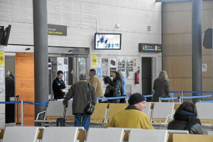 un grupo de pasajeros espera en la terminal del aeropuerto de Villanubla-Rafael Alvarez Cacho