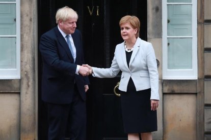 Boris Johnson y Nicola Sturgeon en Escocia.-EFE/EPA/ STEWART ATTWOOD