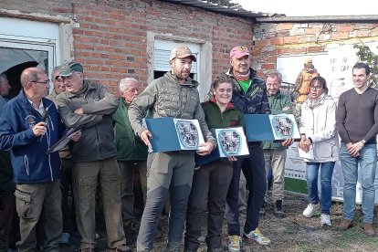 Los tres clasificados vallisoletanos para el campeonato autonómico de caza menor con perro, Miguel Santiago, Aurora Antolín y David Alonso. -Leonardo de la Fuente.