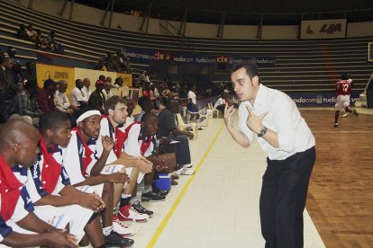 Iñaki Martín animando a su equipo en su etapa en Maputo. / EL MUNDO