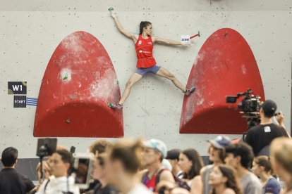 Iziar Martínez, en plena esfuerzo en el muro de Seúl. / IFSC