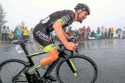 Óscar Pujol, en plena ascensión al monte Fuji.-SHINGO FUJIMAKI