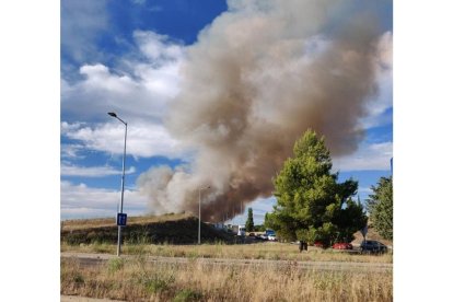 Imagen del incendio en Zaratán. - @Edu_rodriguezG
