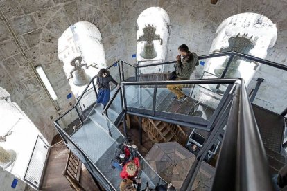 Léon de la Riva, Cantalapiedra, Argüello y Miguel Ángel Villamañán, de Amigos de la Catedral, junto al ascensor-M. Á. SANTOS