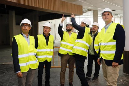 Presentación de la nueva zona de ocio y restauración de Vallsur 'La Chismería', acto al que asistieron el gerente de Vallsur, Pablo Pérez, el concejal de Comercio, Mercados y Consumo, Víctor Martín Meléndez; el concejal de Urbanismo y Vivienda, José Ignacio Zarandona Fernández, el concejal de Medio Ambiente, Alejandro García Pellitero, y el senior Asset Manager de Castellana Properties, David Fernández Gordejo.- E.M.