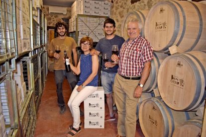 Javier y Lucinda, con sus hijos, en el interior de la bodega de Tórtoles de Esgueva.-ARGICOMUNICACIÓN