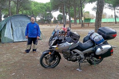 Santiago Rivas, con su moto en el pinar.-EL MUNDO